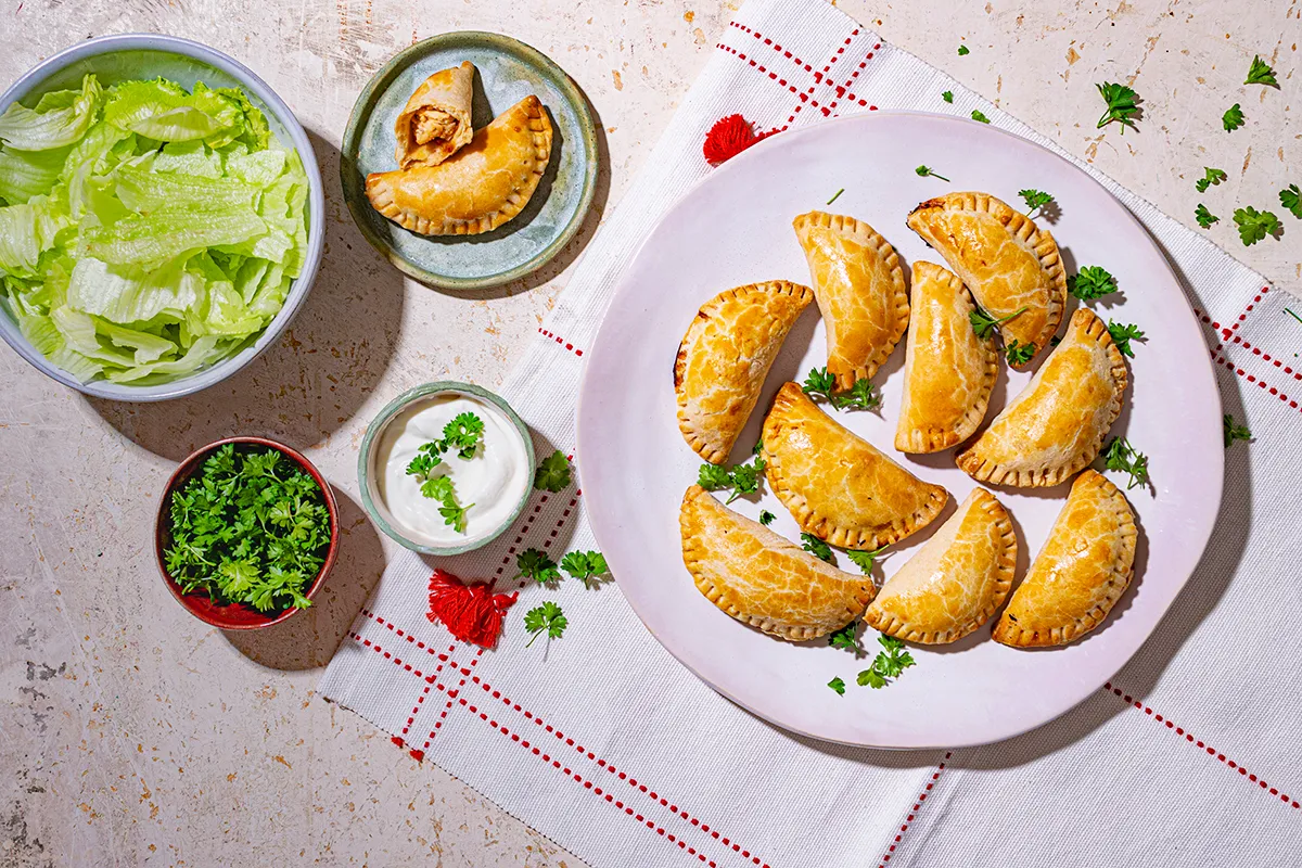 Töltött tésztaholdacskák paradicsommal és csirkével recept