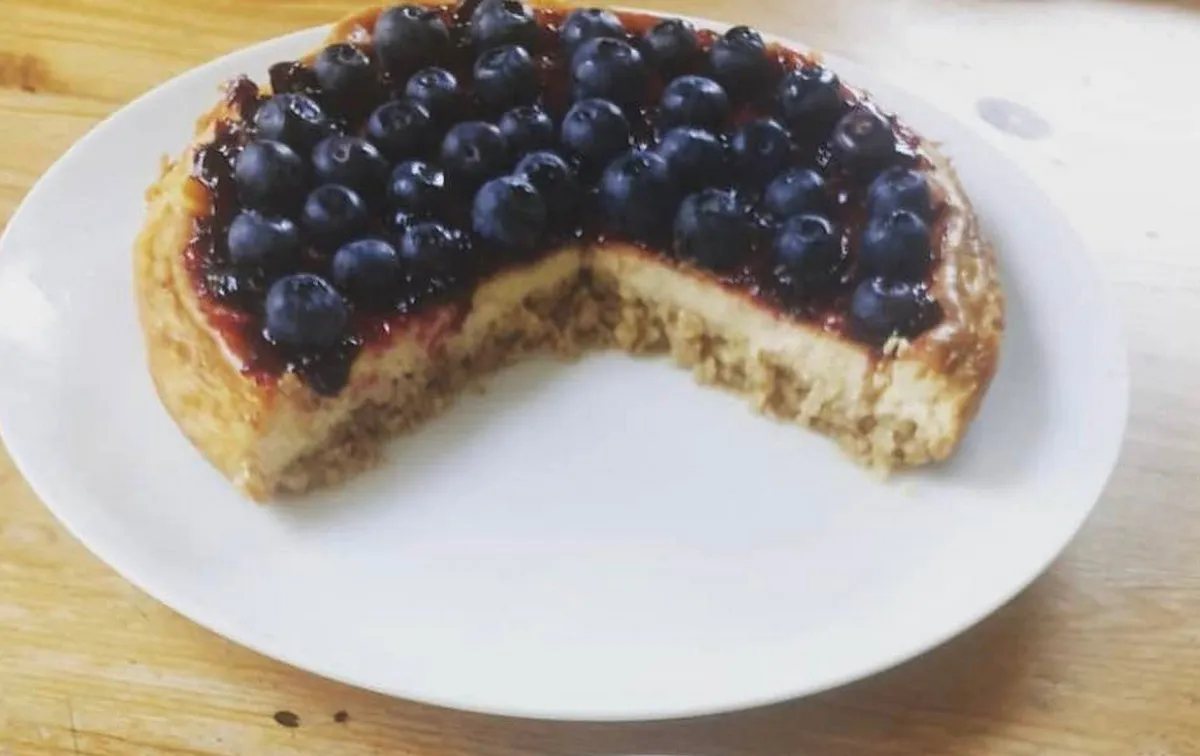  Sütés nélküli fehér csokis-áfonyás sajttorta recept