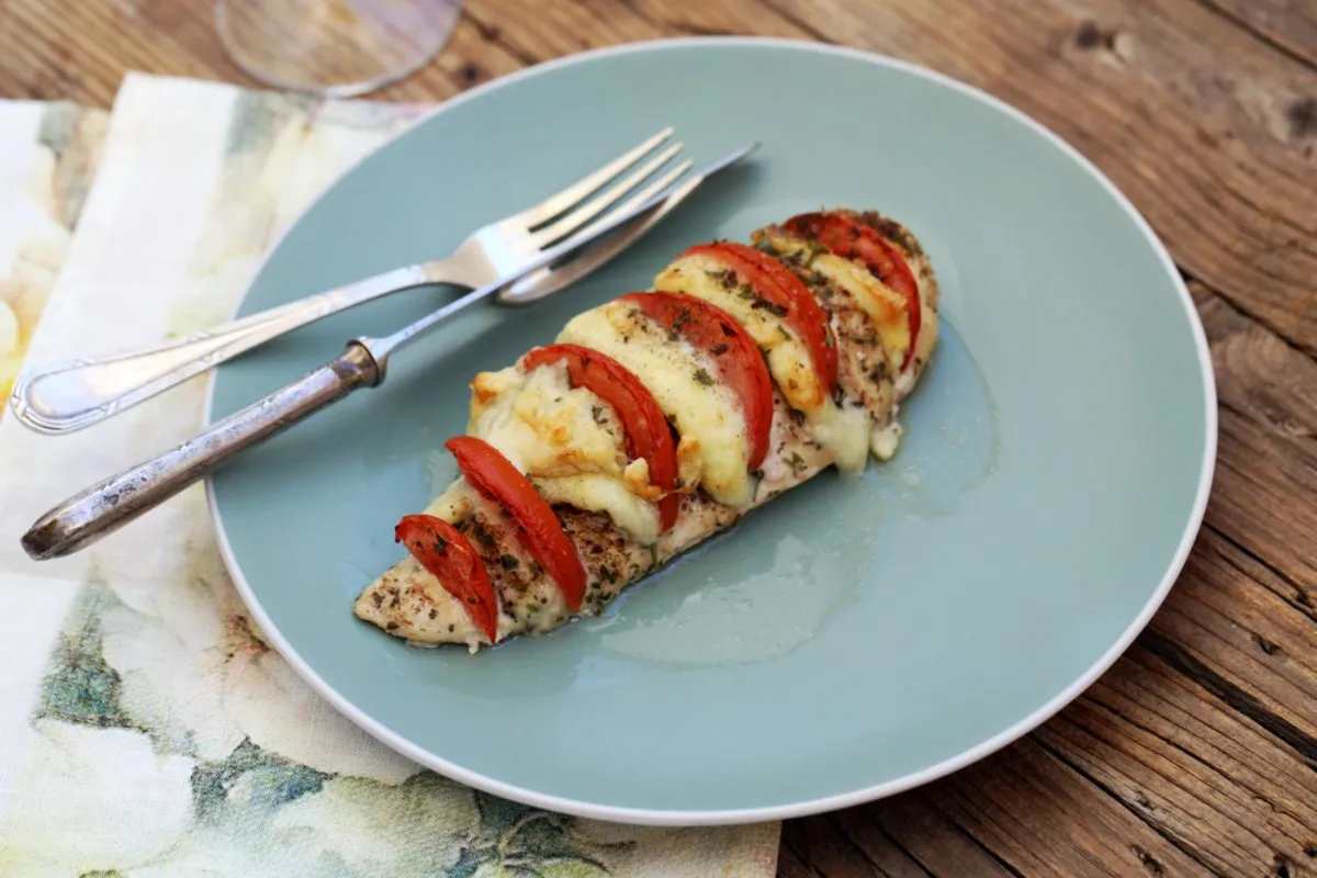 Szalámival, sajttal töltött csirkemell recept