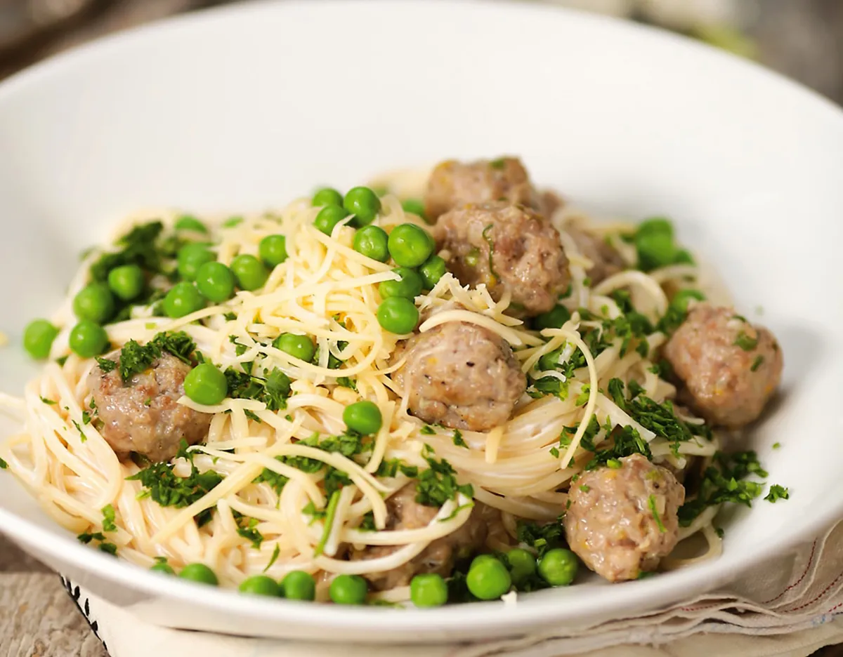 Spagetti húsgolyóval, tejszínes mártásban recept