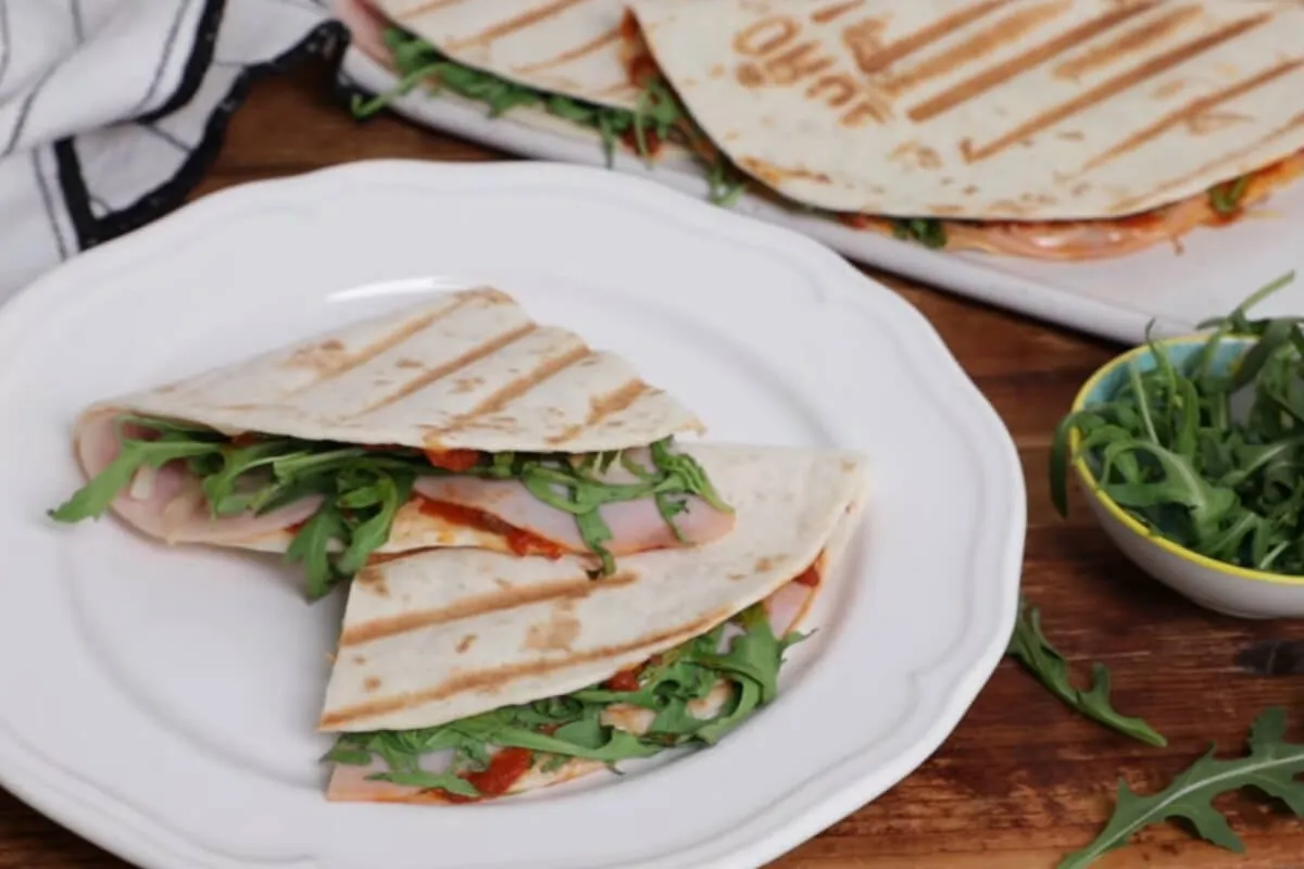 Sajtos-sonkás quesadilla rukkolával recept