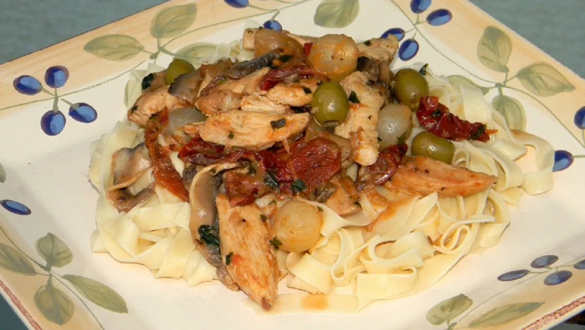 Mediterrán csirkés szélesmetélt recept