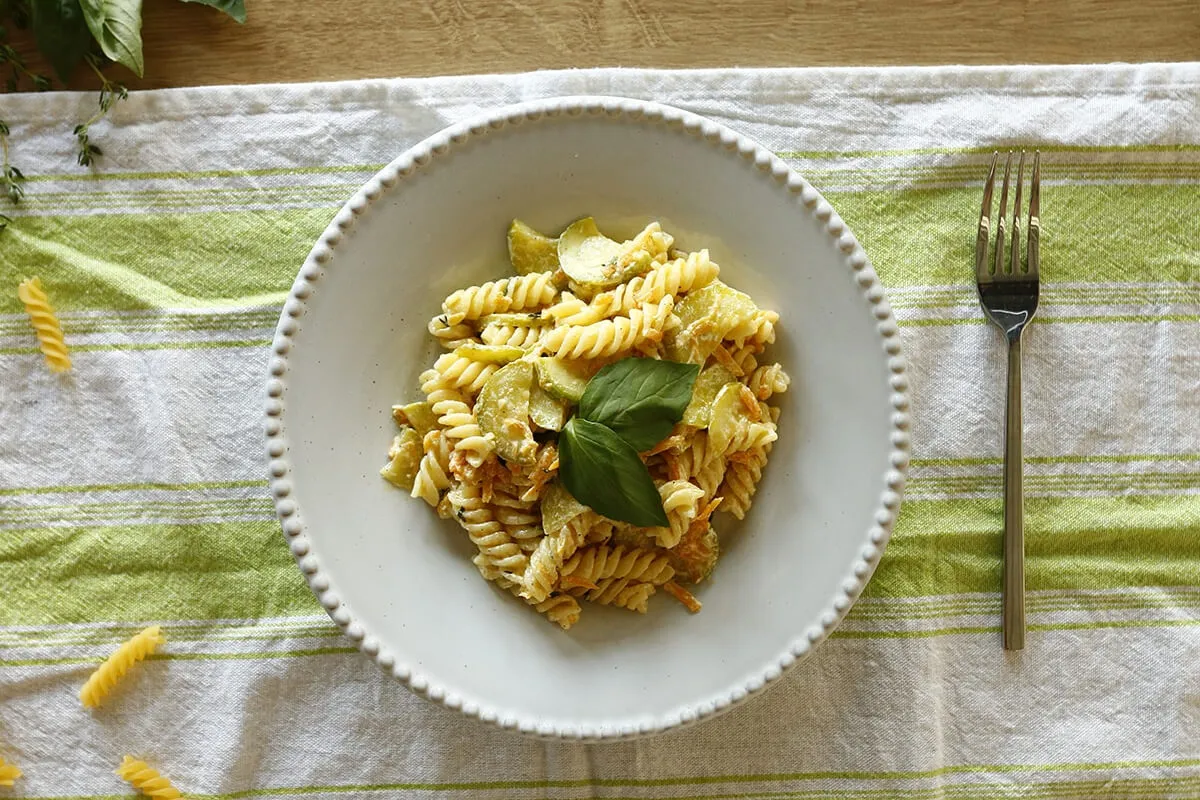 Cukkinis-kakukkfüves tészta recept
