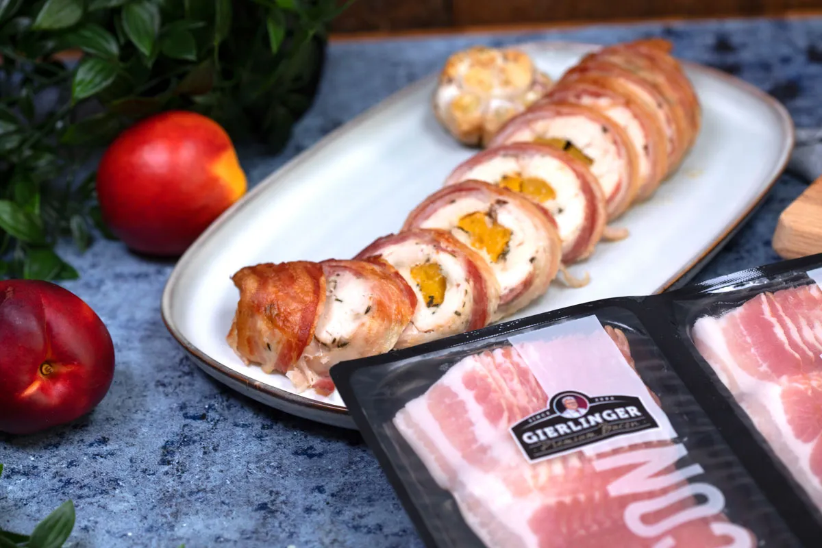 Baconbe tekert, barackkal töltött csirkemell recept