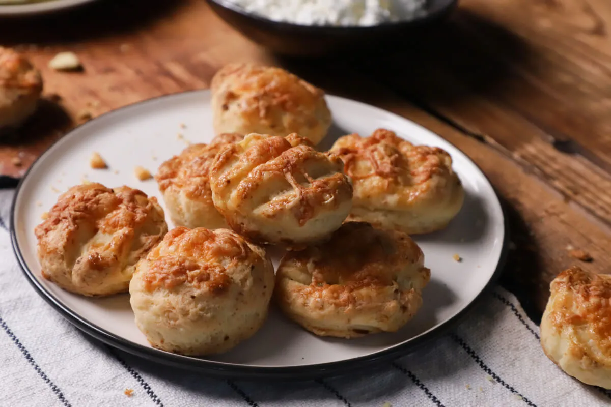 Túrós-tejfölös pogácsa recept