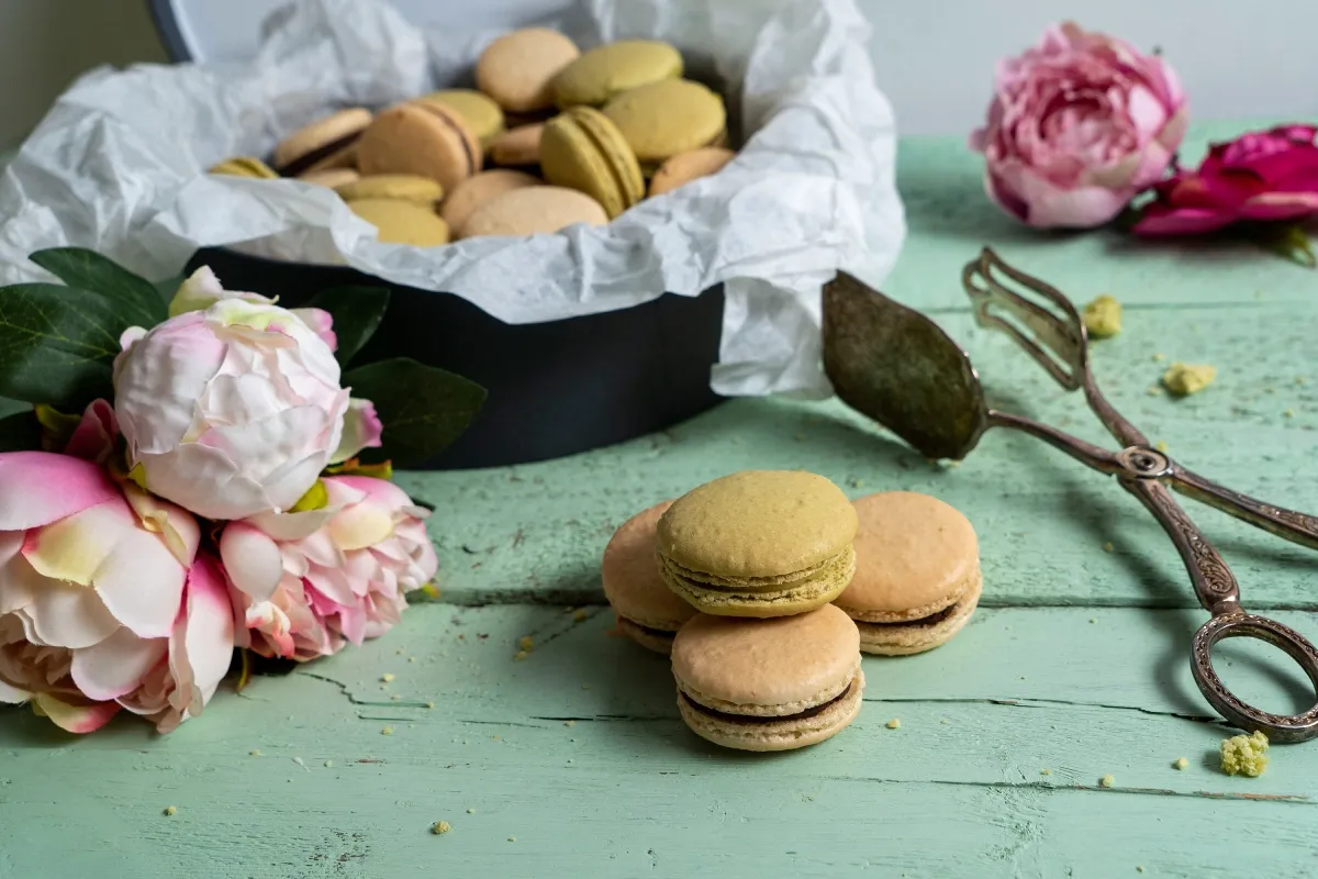 A macaron kívül enyhén roppanós, belül krémes állagú mandulás sütemény, amely a francia cukrászat egyik legismertebb specialitása