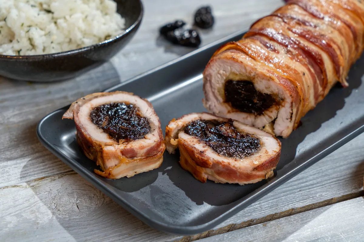 Sajttal és aszalt szilvával töltött, baconbe göngyölt pulykamell recept