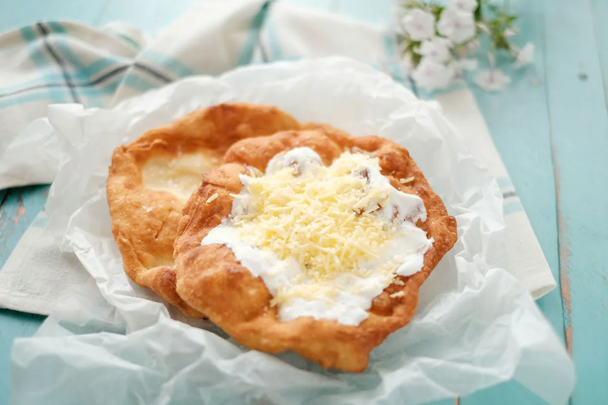 Kefires lángos (sajtos-tejfölös) recept