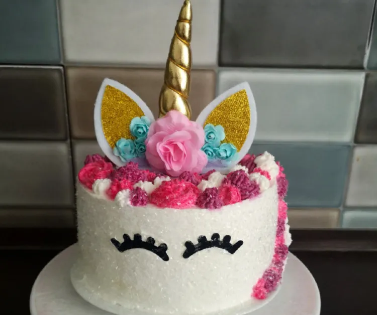 Csillámló egyszarvú torta csokikrémmel recept