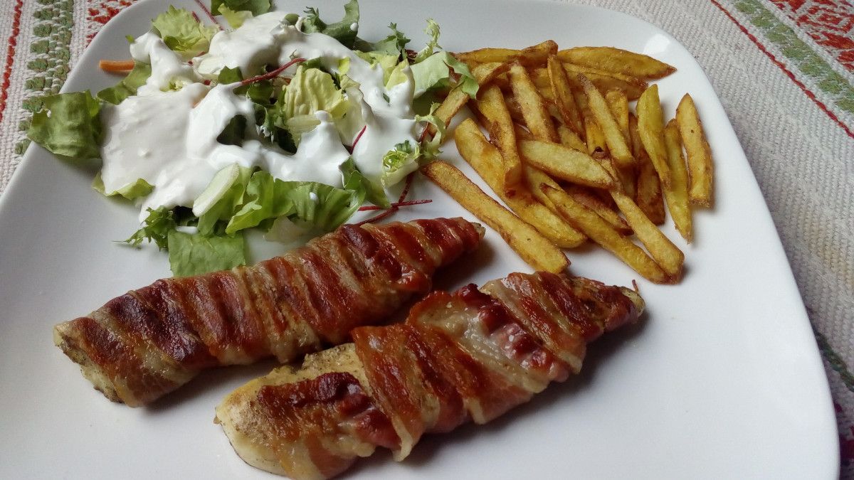 Grillezett csirkemell joghurtos salátával és sült krumplival  recept