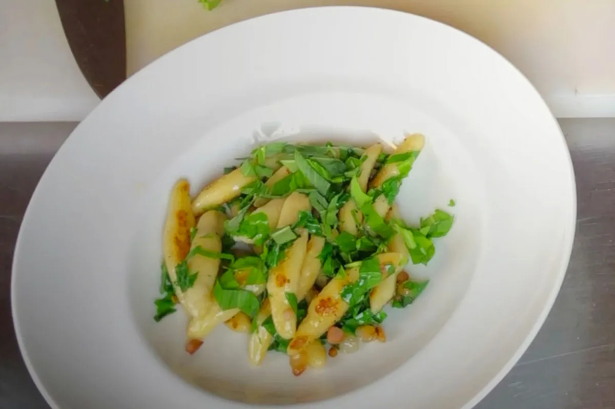 Sváb sufnudli medvehagymával recept