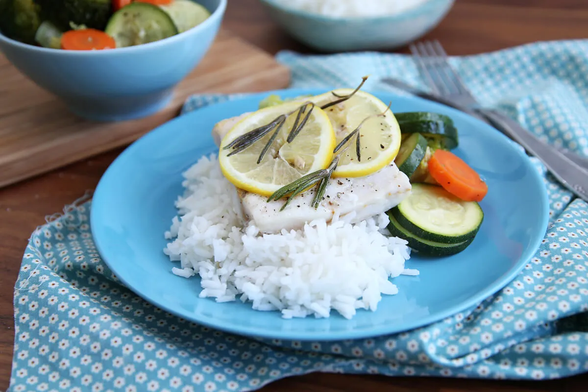 Rozmaringos tőkehalfilé párolt rizzsel és zöldségekkel recept