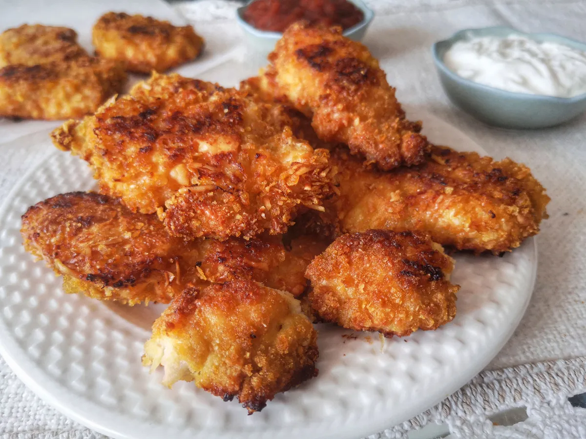 Csirkemell sajtos-kukoricapelyhes bundában recept