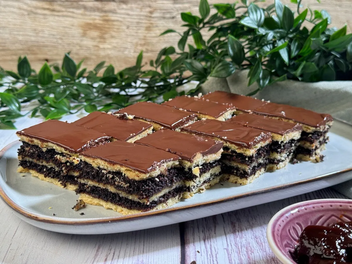 Mákos zserbó szilvalekvárral recept