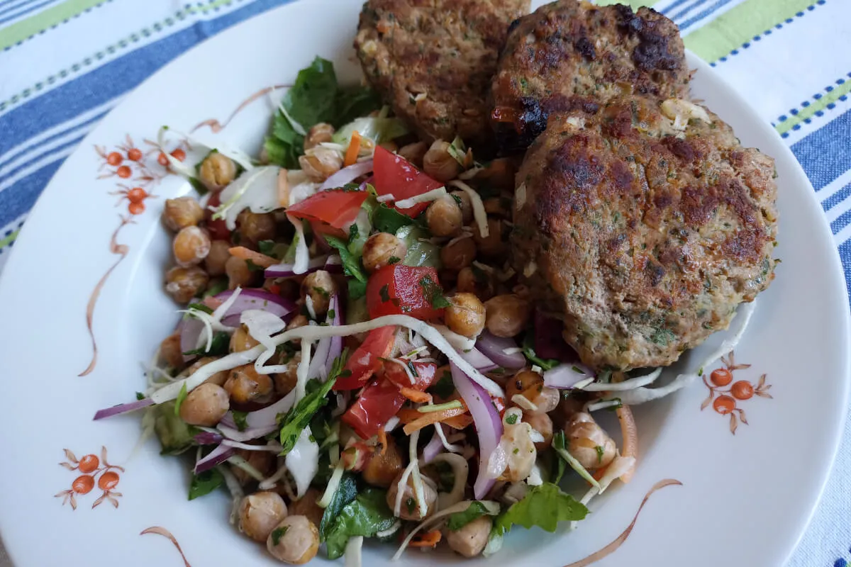 Csicseriborsós saláta cukkinis-darálthúsos fasírttal recept