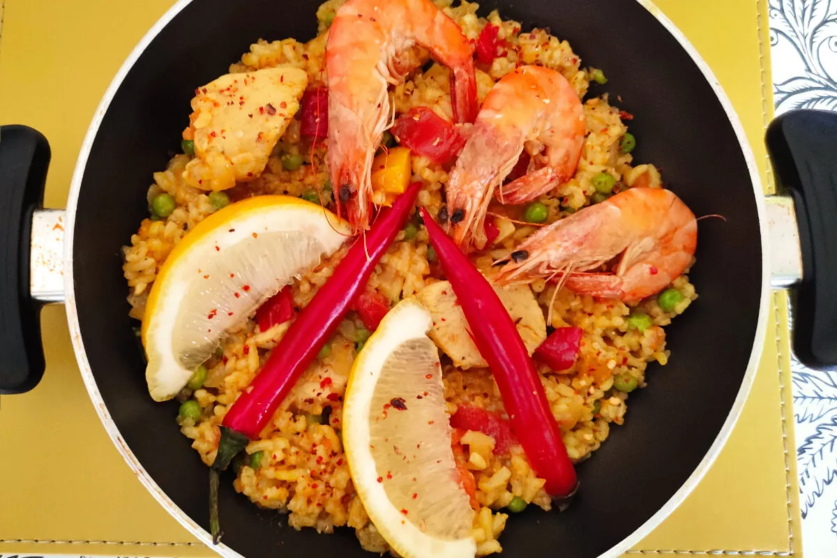 Paella csirkemellel és garnélával recept