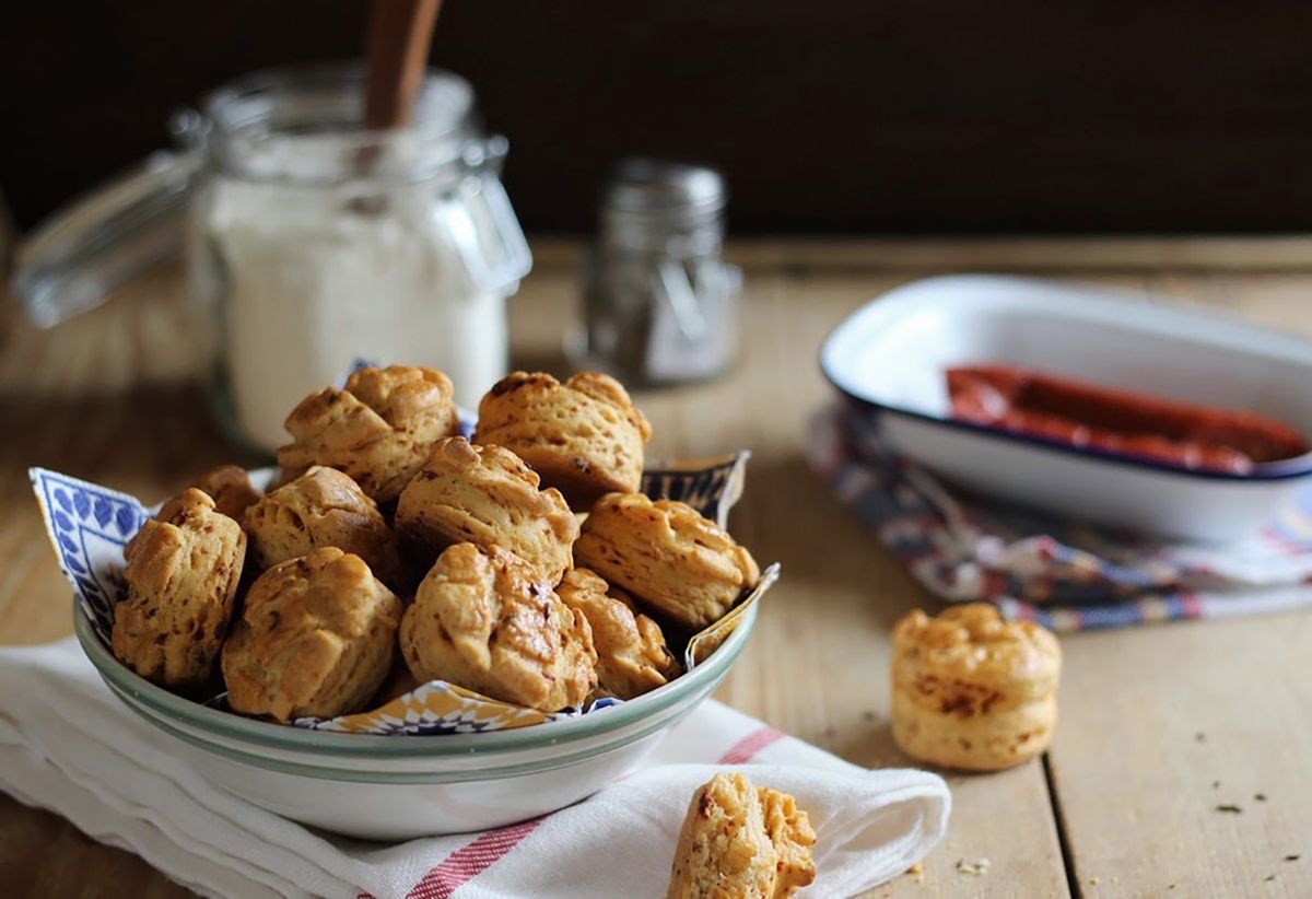 Kolbászos-tejfölös pogácsa recept