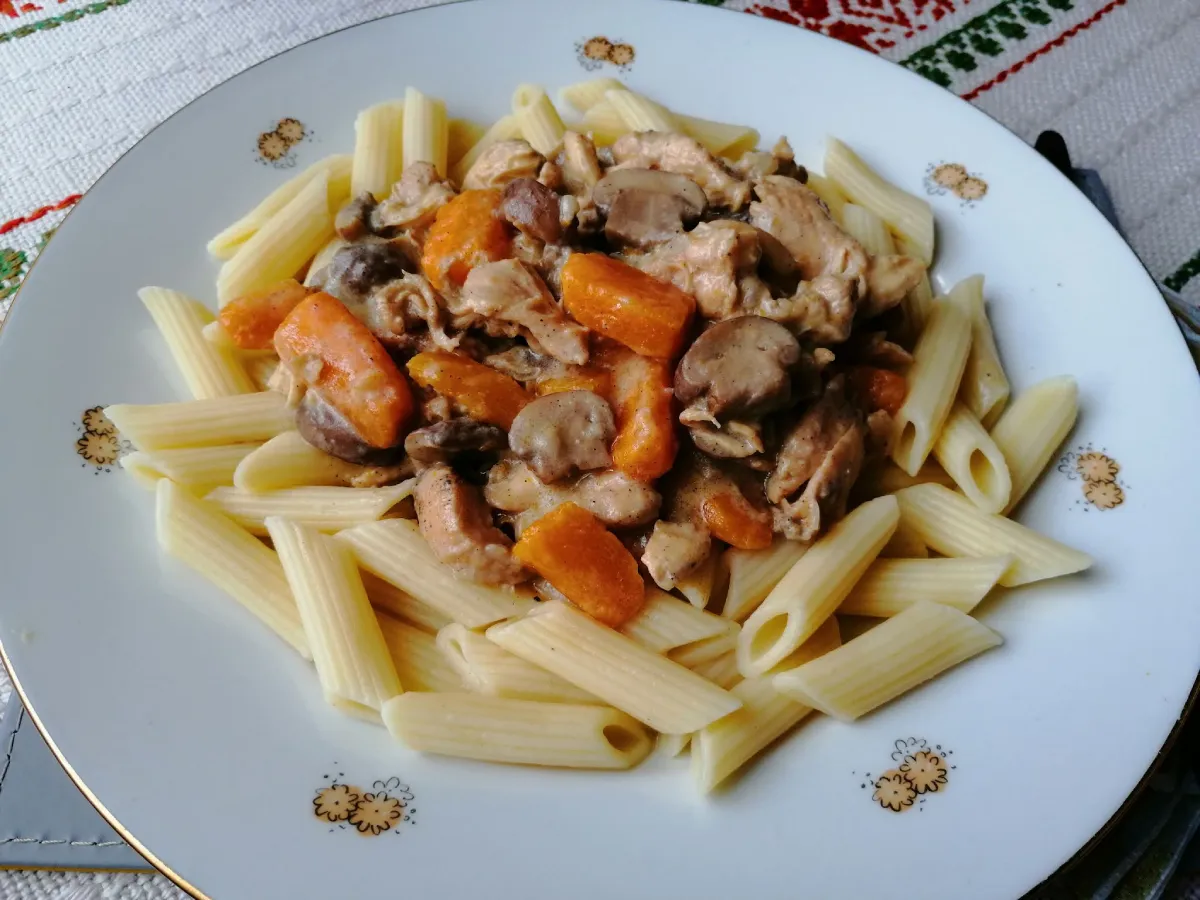 Zöldséges-gombás csirkemell pennével recept