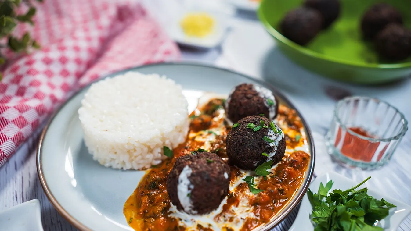 Káposztás kofta, sült szeretetgolyók fűszeres paradicsommártásban