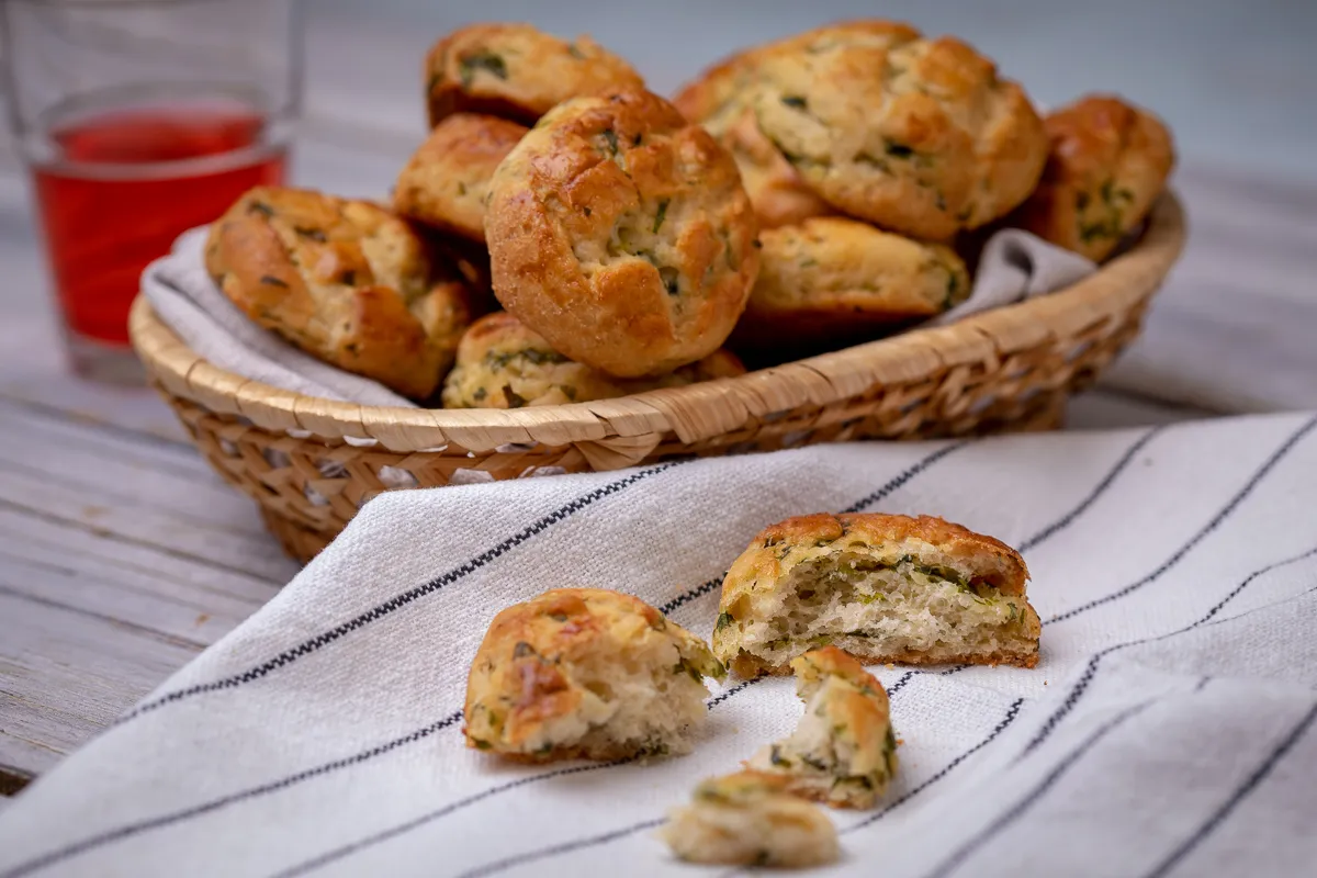Gluténmentes medvehagymás-sajtos pogácsa recept