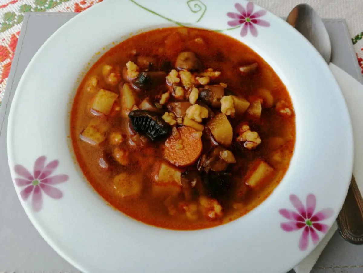 Gombaleves reszelt tésztával recept