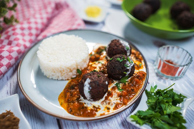 Káposztás kofta, sült szeretetgolyók fűszeres paradicsommártásban