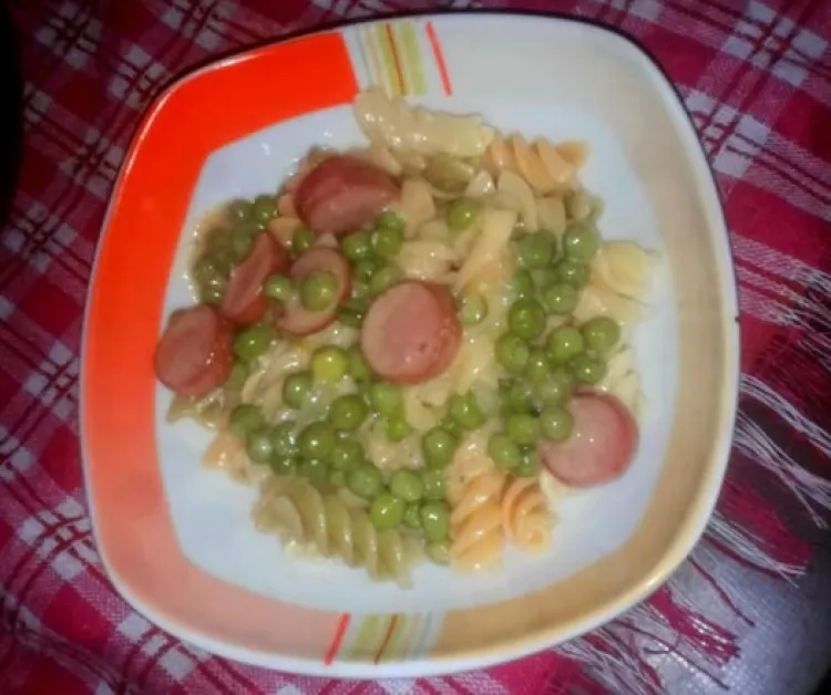 Gyors, egyszerű és olcsó: tejfölös-virslis tészta recept