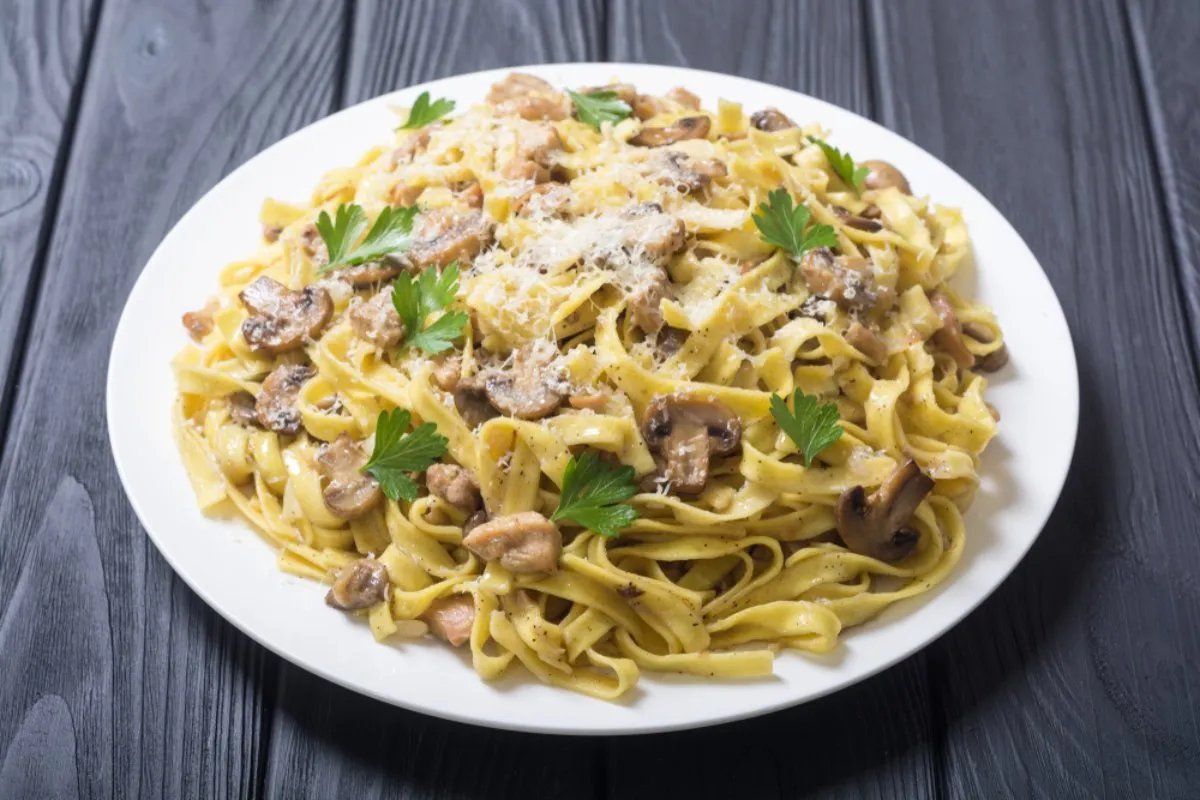 Csirkés-gombás tészta recept
