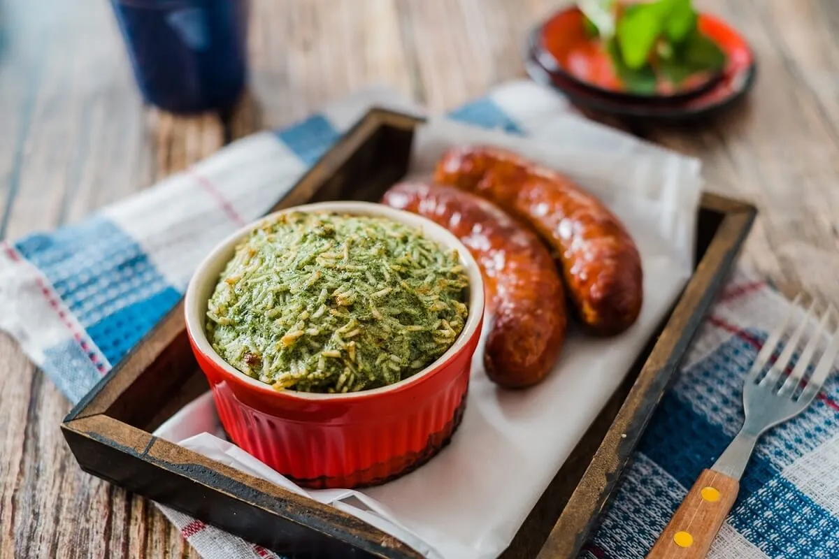Sóskás rizsfelfújt sült kolbásszal  recept
