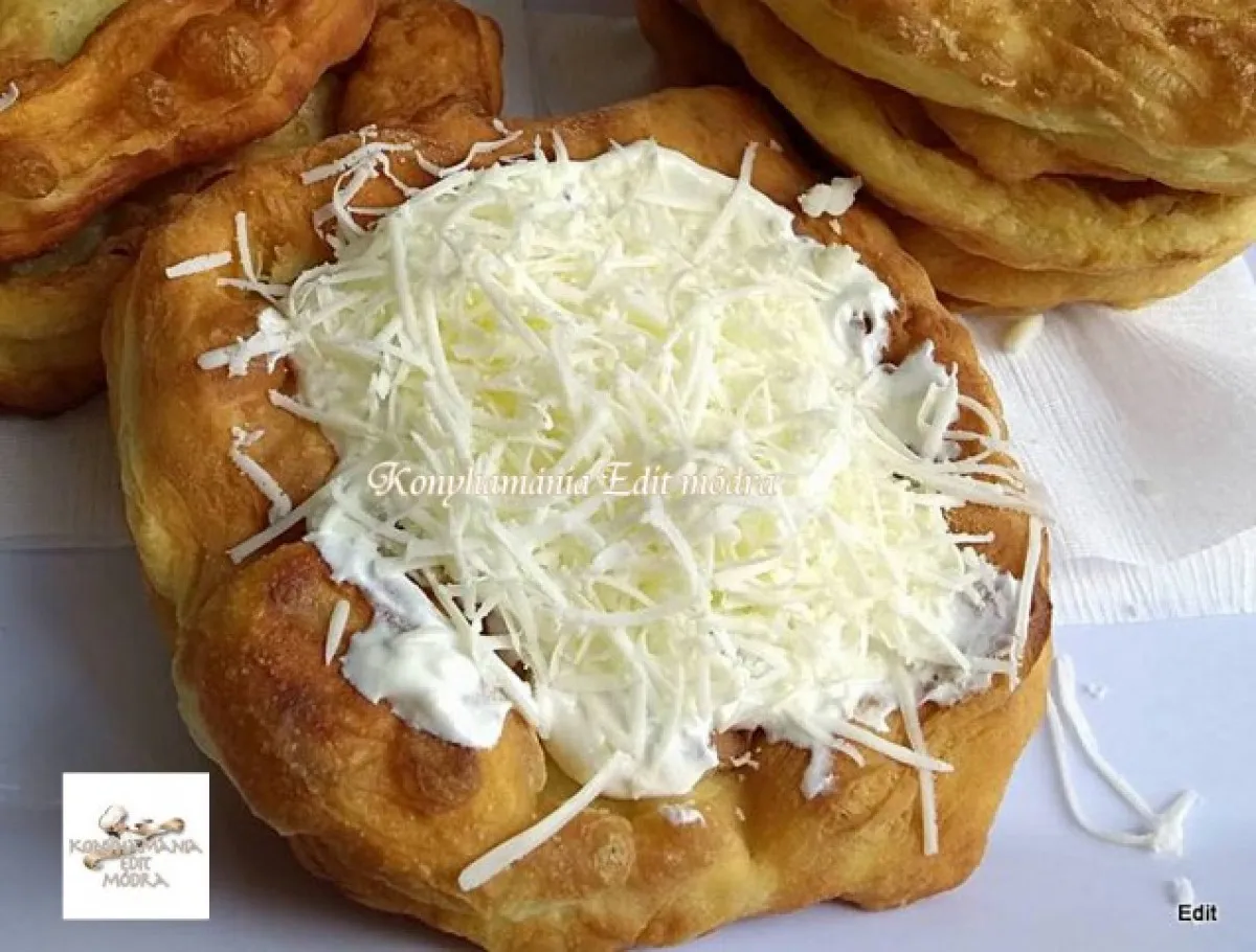Sajtos-tejfölös rongyos lángos (lapóka) recept