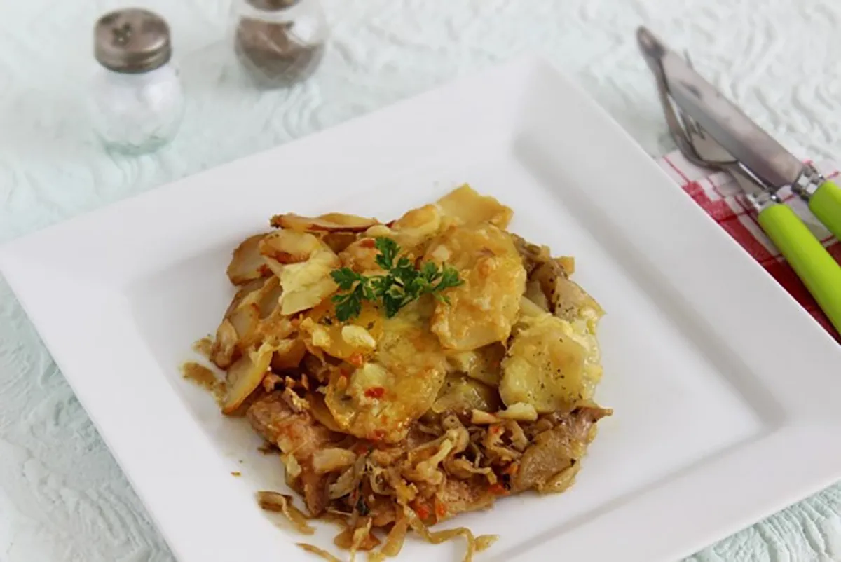 Krumplis-hagymás tepsis hús recept