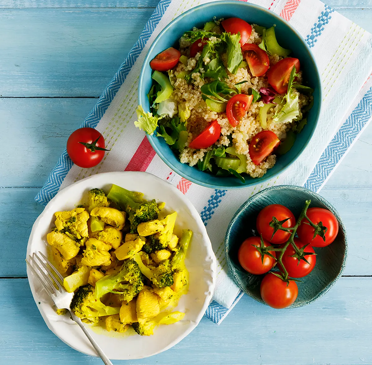 Brokkolis csirkecurry színes quinoasalátával recept