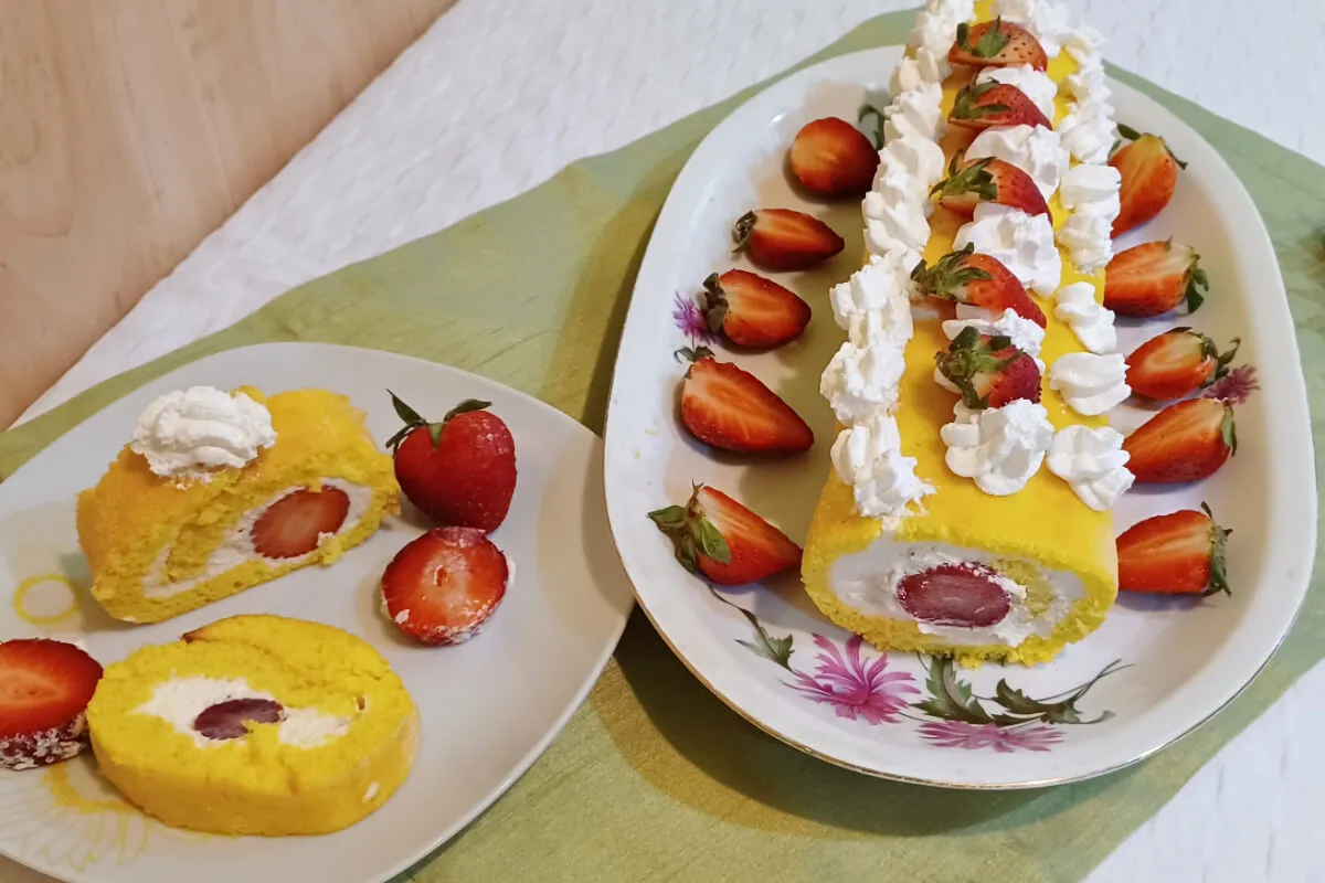 Könnyű tejszínes-epres piskótatekercs  recept