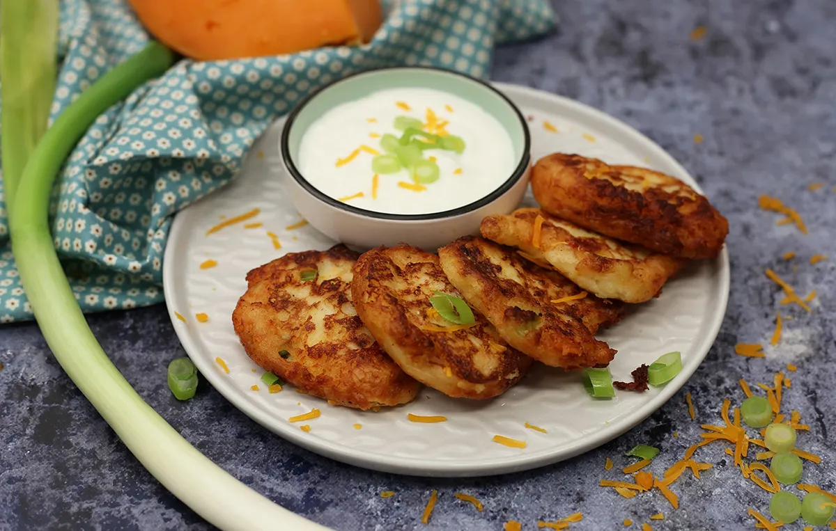 Sajtos tócsni maradék krumplipüréből recept