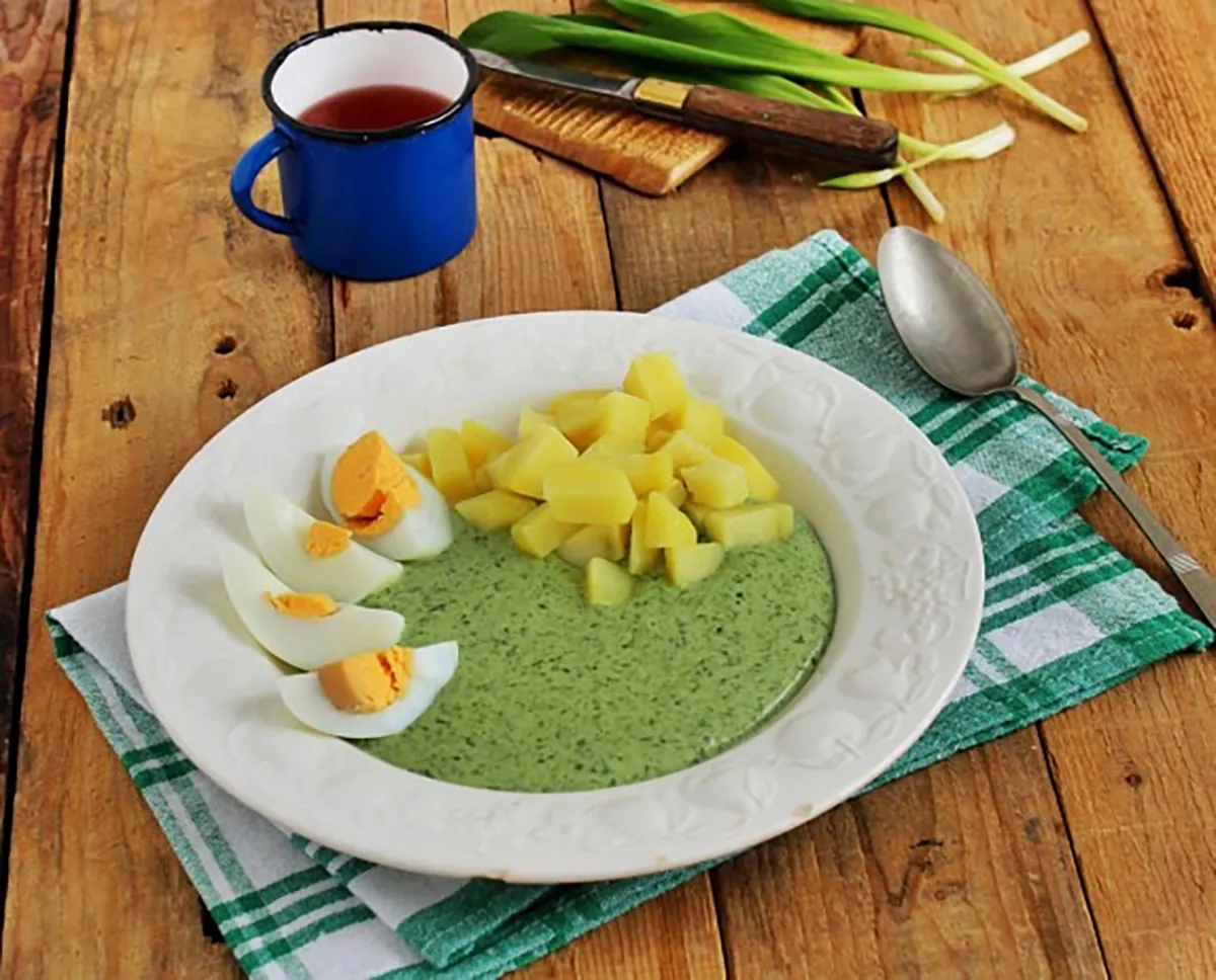Medvehagymamártás főtt tojással és krumplival recept