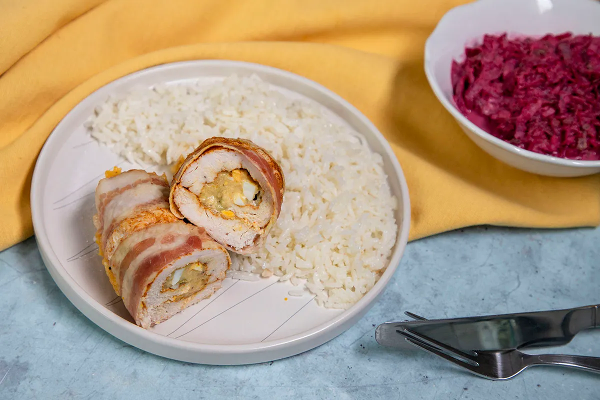 Tojással-sajttal töltött csirkemelltekercs recept