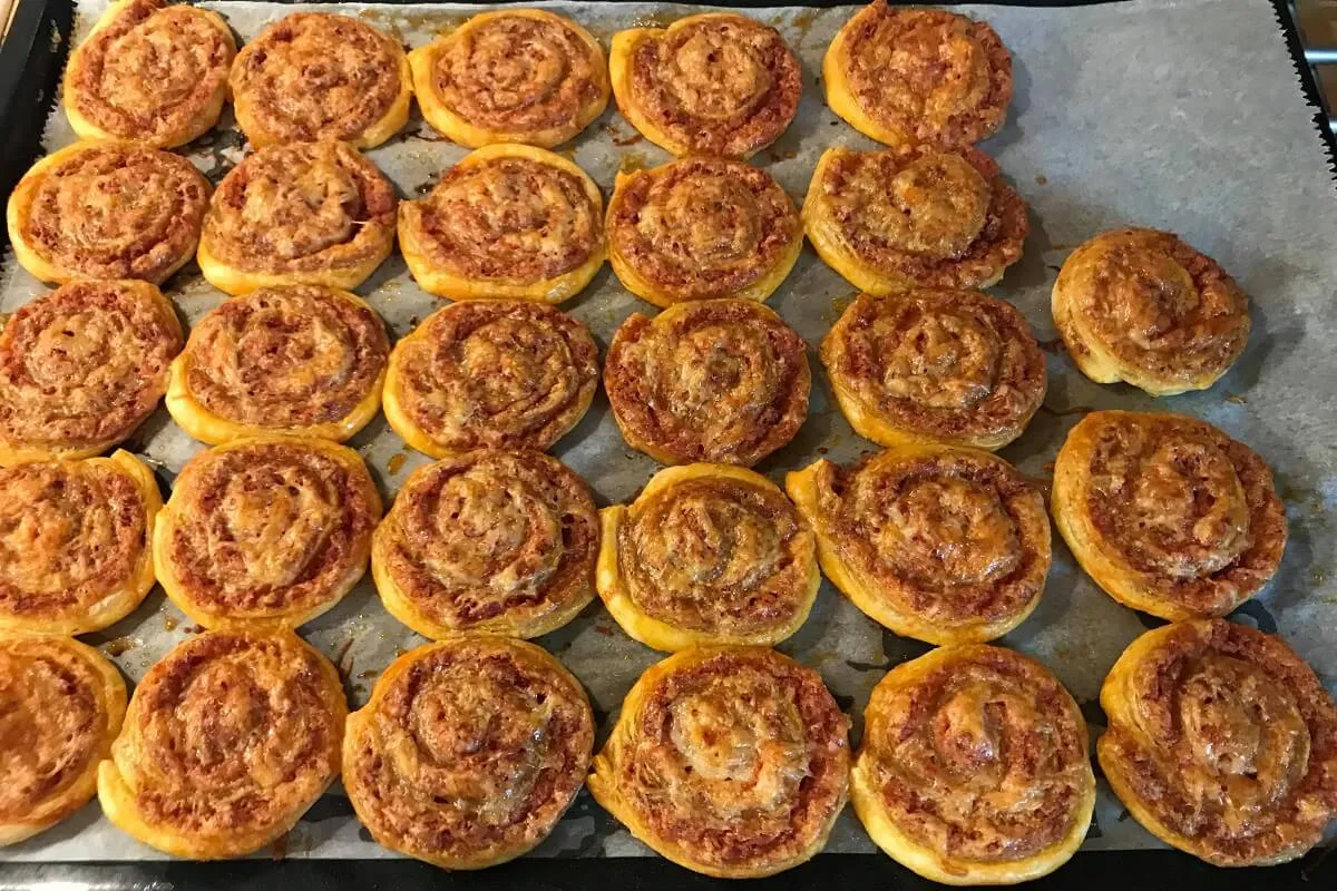 Kolbászkrémes csigák recept