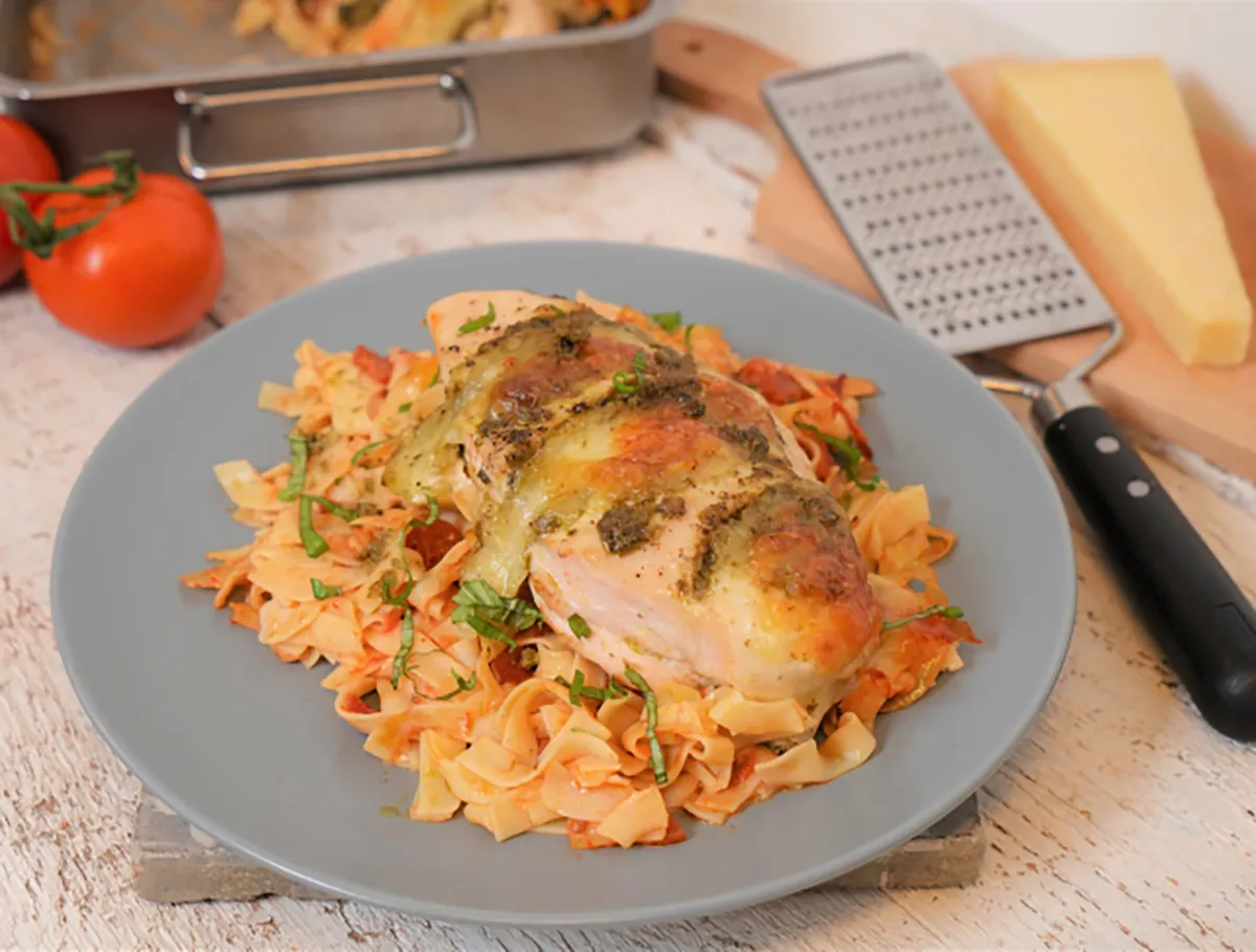 Hasselback csirkemell paradicsomos tésztakörettel recept