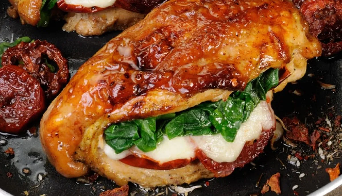 Mozzarellás-paradicsomos töltött csirkemell recept