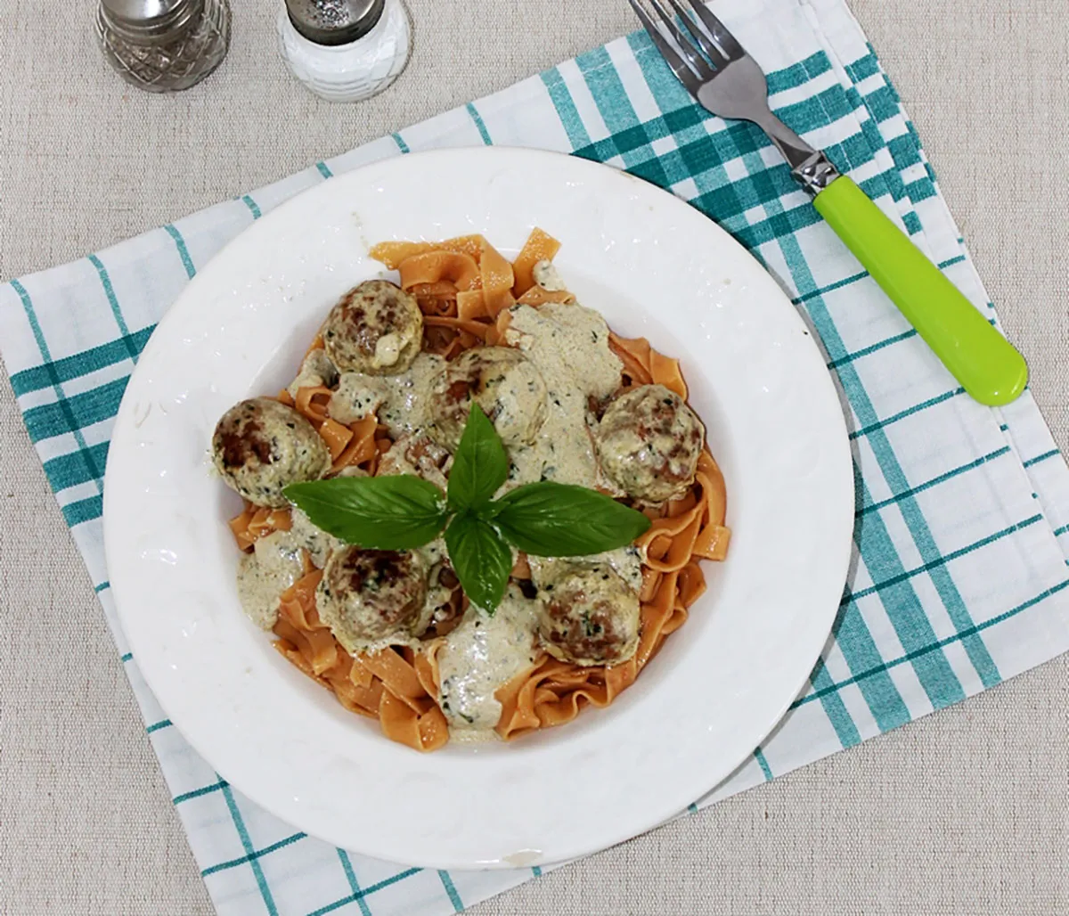 Paradicsomos metélt tejszínes húsgombóccal recept