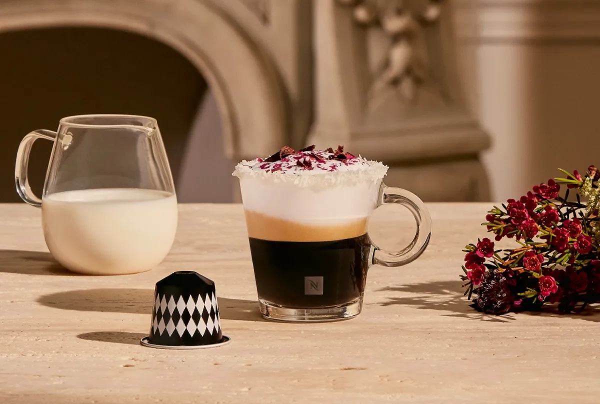 Kókuszos-vaníliás eszpresszó macchiato rózsaszirmokkal  recept