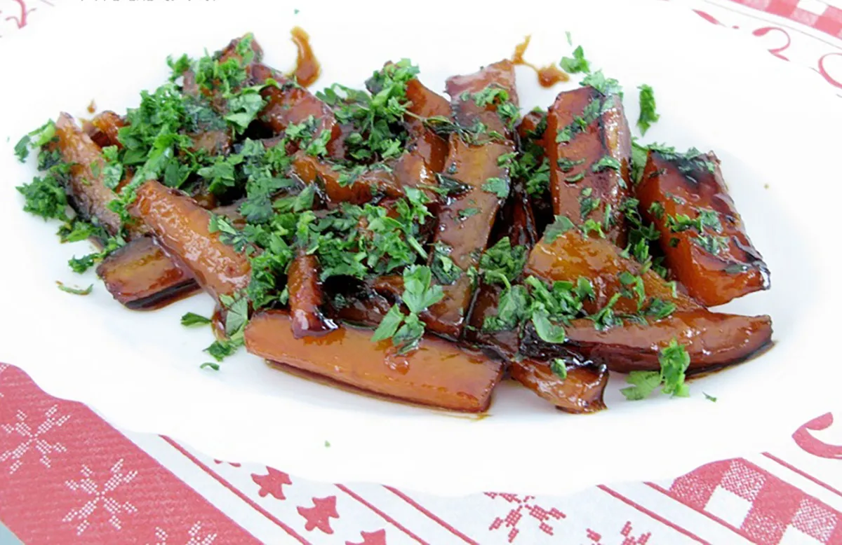 Sült mézes-csilis sárgarépa recept