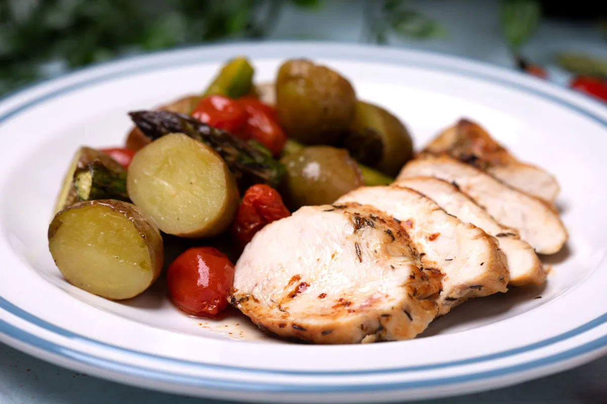 Csirkesteak tepsiben sült újburgonyával és spárgával recept