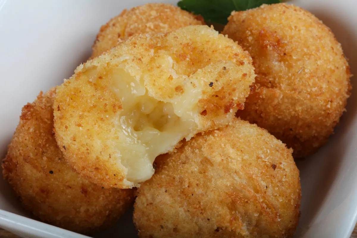 Fűszeres rántott sajtgolyó recept