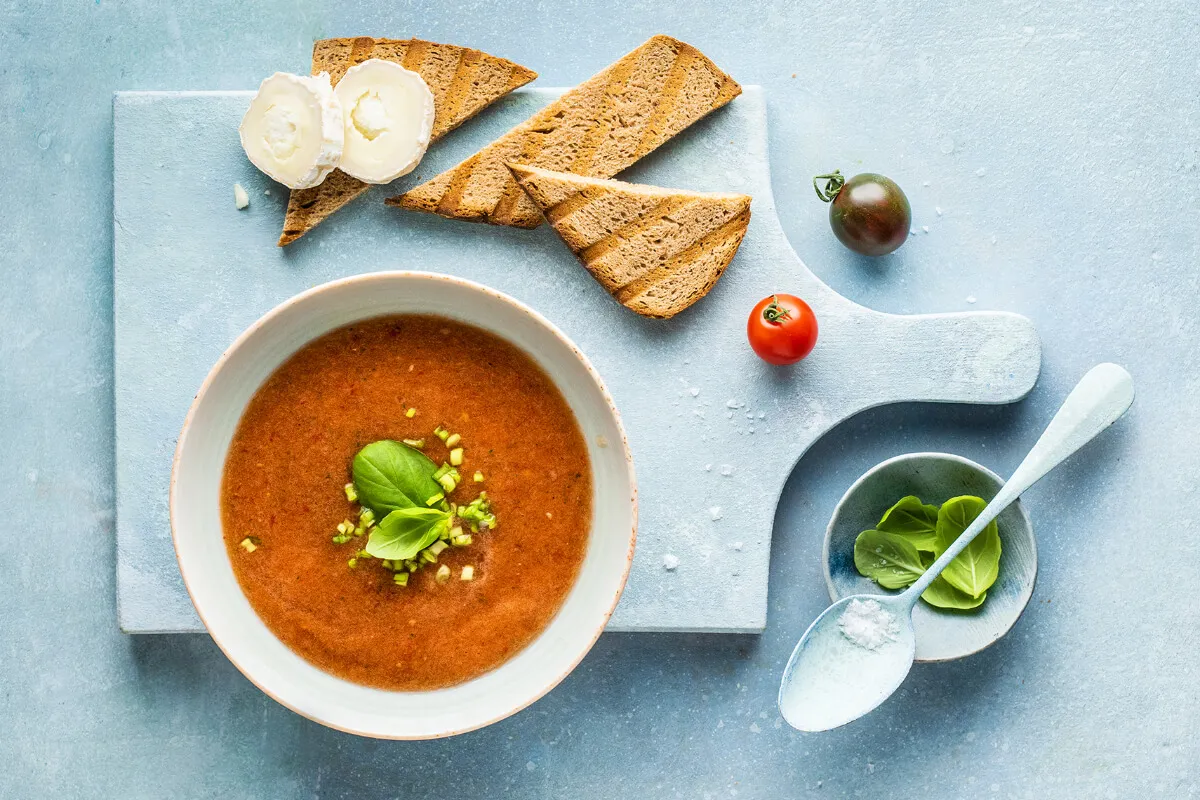 Bazsalikomos dinnyegazpacho kecskesajttal recept