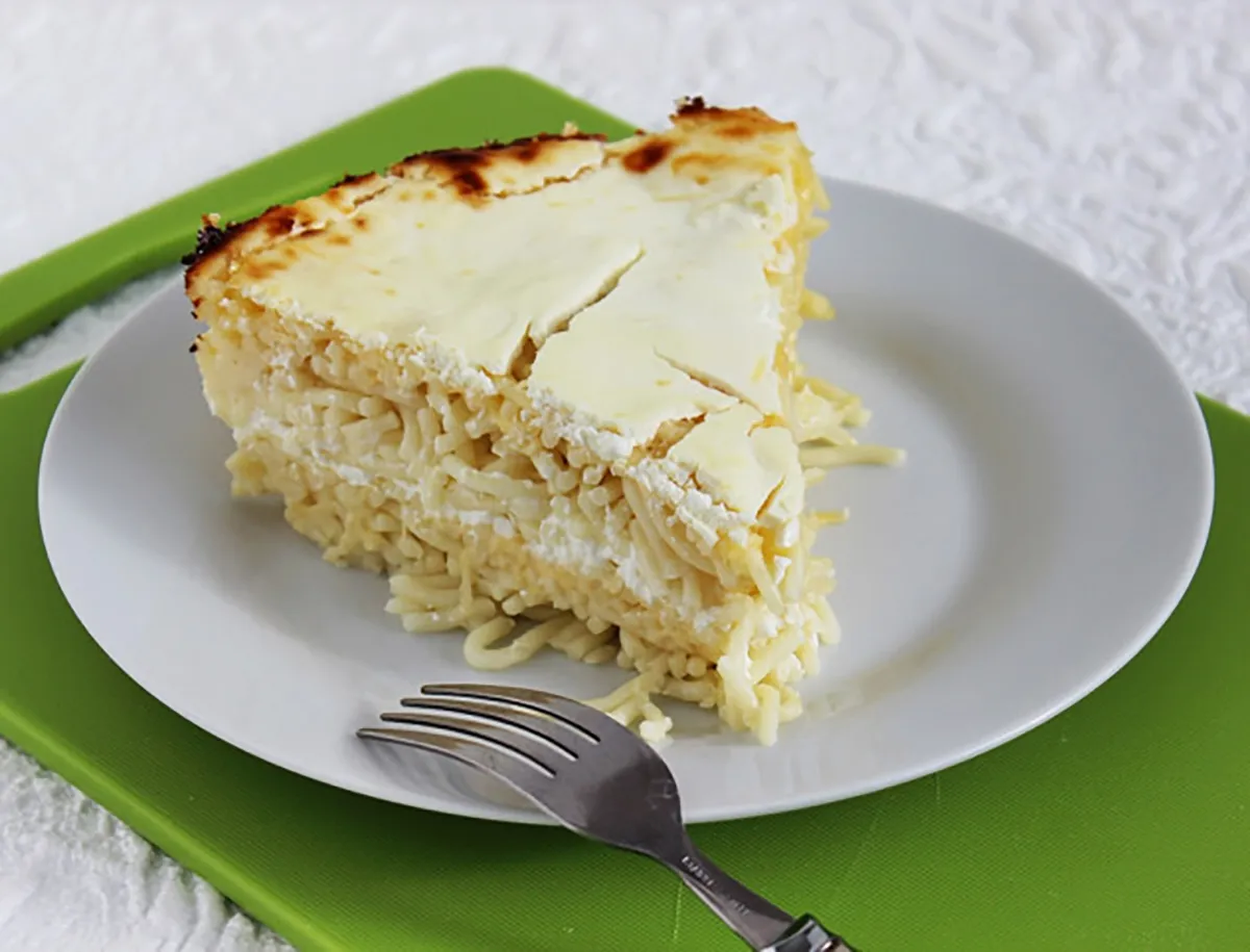 Sajtos-tejfölös rakott tészta recept