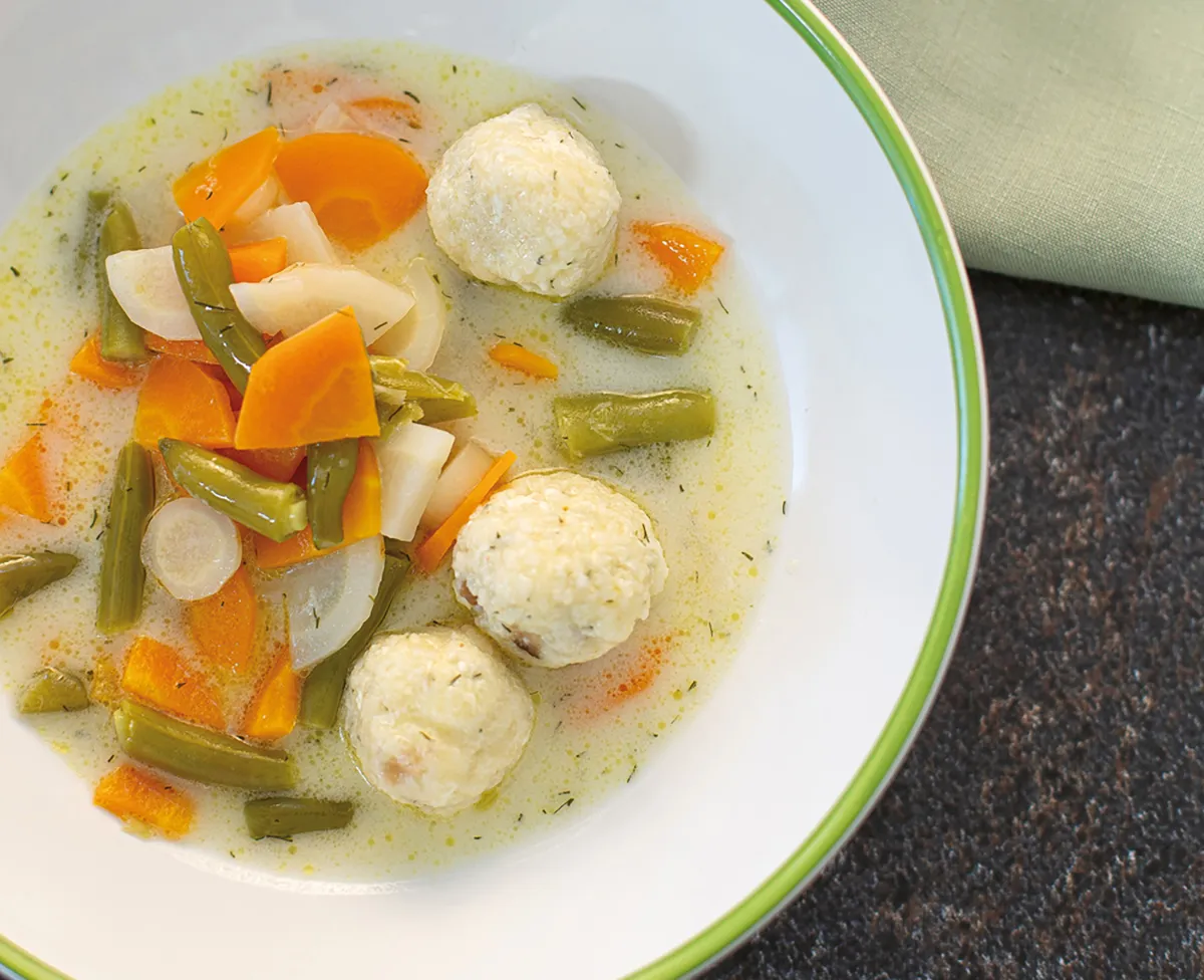 Zöldbableves kapros-túrós galuskával recept