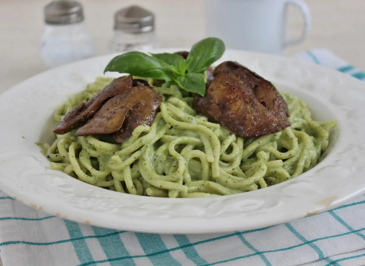 Spagetti cukkinikrémmel és fűszeres csirkemájjal recept