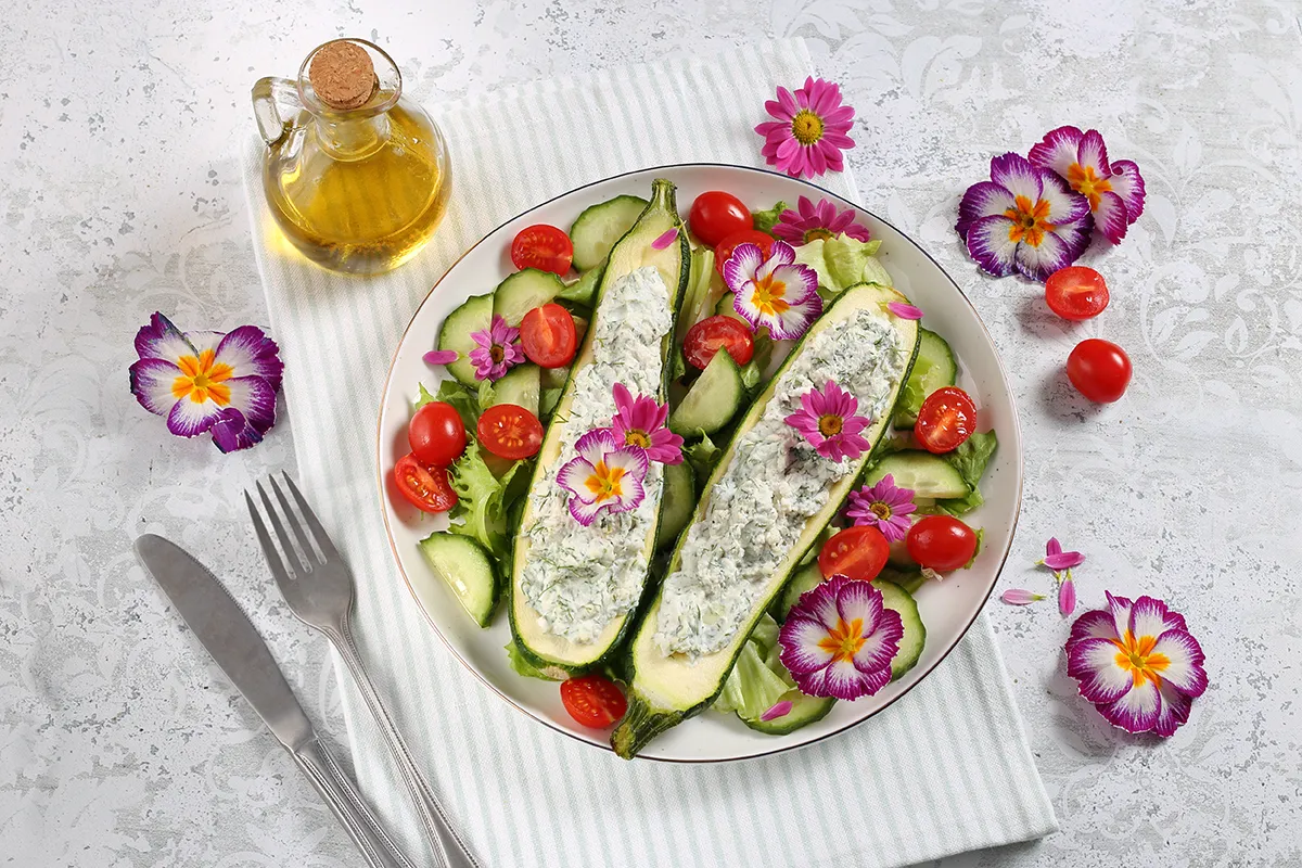 Kapros ricottával töltött cukkini, virágos salátával recept