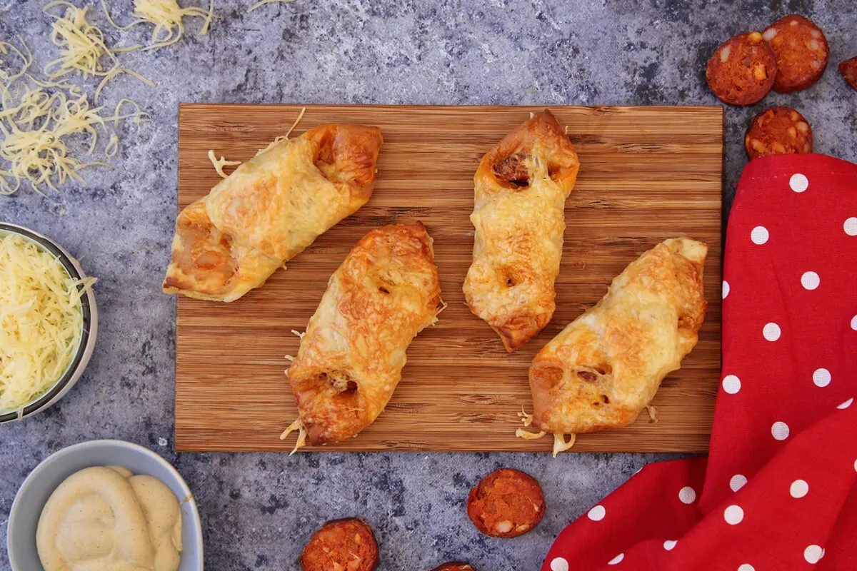 Mustáros-kolbászos sajtos kifli recept